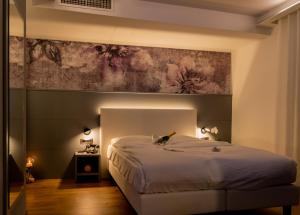 Un pat sau paturi într-o cameră la Hotel Shangri-La