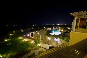 Бассейн в Thea Luxury Resort или поблизости