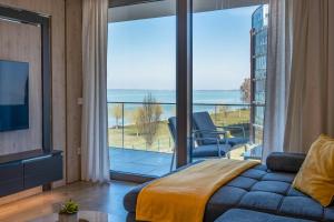 A television and/or entertainment centre at MyFlat Coral Beach Apartment