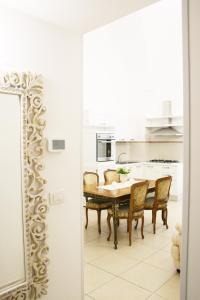 een eetkamer met een tafel en stoelen bij Rubichi Luxury Apartment in Galatone