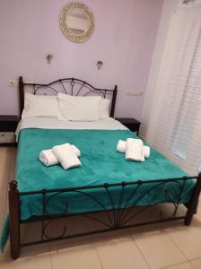 Postel nebo postele na pokoji v ubytování Elena's Suite