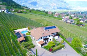 una vista aérea de una casa en un viñedo en Strahlerhof, en Appiano sulla Strada del Vino