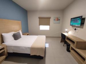 Tempat tidur dalam kamar di Capital Hotel