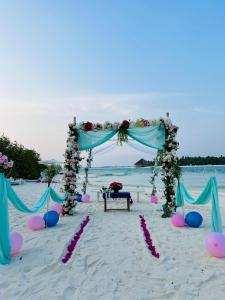 Zdjęcie z galerii obiektu Crown Beach Hotel Maldives - Our Lobby is a Private Beach w mieście Dhiffushi