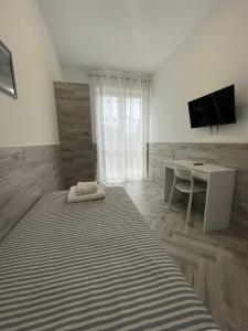 TV a/nebo společenská místnost v ubytování Holiday Rooms Rho + 12 fotografií