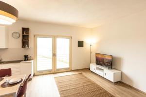 Televízia a/alebo spoločenská miestnosť v ubytovaní BORGOROMA - Business & Apartments
