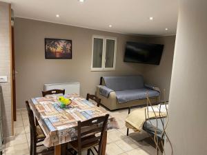 een woonkamer met een tafel en een bank bij Del Corso Apartment Palese Airport in Bari