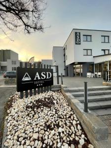 un letrero para un hotel asd frente a un edificio en ASD Hotel en Filderstadt