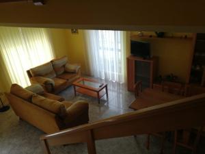 sala de estar con sofá y mesa en Urbanización Mar Cantábrico, en Barreiros
