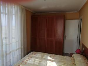 1 dormitorio con 1 cama grande y armario en Urbanización Mar Cantábrico, en Barreiros
