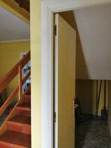 una puerta abierta a una habitación con escaleras en Urbanización Mar Cantábrico, en Barreiros