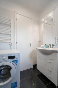 Vonios kambarys apgyvendinimo įstaigoje Fotomara sunny and colourful apartment with view
