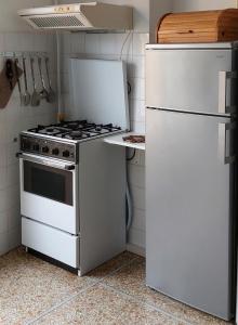y cocina con fogones blancos y nevera. en Appartamento in zona centrale., en Santa Margherita Ligure