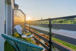 a balcony with a table and a bowl of fruit at Bałtycka Głębia in Gąski