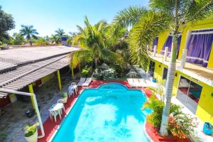 阿魯阿南的住宿－水瓶座旅館，享有带游泳池的度假村的空中景致