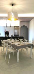 - une salle à manger avec une table et des chaises dans l'établissement Laila Casa Vacanza, à Balestrate