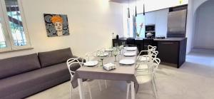 - un salon avec une table et un canapé dans l'établissement Laila Casa Vacanza, à Balestrate
