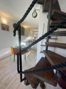 un soggiorno con scala a chiocciola e tavolo di Studio Apartment Dona a Trogir
