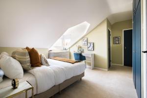 The West Hampstead Retreat- Modern & Bright 1BDR Apartment tesisinde bir odada yatak veya yataklar
