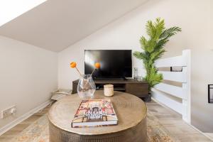 The West Hampstead Retreat- Modern & Bright 1BDR Apartment tesisinde bir televizyon ve/veya eğlence merkezi