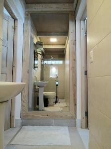een badkamer met een spiegel, een wastafel en een toilet bij Indy's Best Bay FrontView in Samana. in Santa Bárbara de Samaná