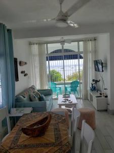een woonkamer met een bank en een tafel bij Indy's Best Bay FrontView in Samana. in Santa Bárbara de Samaná