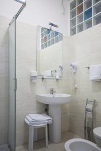 A bathroom at Hotel Amalfi