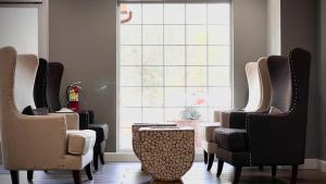 un grupo de sillas en una habitación con ventana en The Monarch Inn en Mariposa