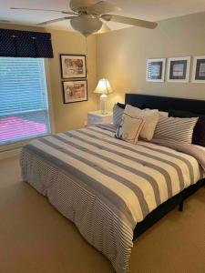 A bed or beds in a room at In the Heart of Harbour Town 2BR 2BA Pool Access Close to Beach
