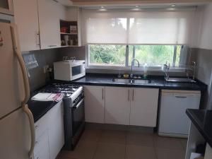 Кухня или мини-кухня в Hermosa habitación en apartamento en Carrasco - Comparte Apartamento conmigo
