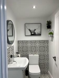 A bathroom at Orchard Lodge -Coastal Retreat, new build, village views, private garden and terrace