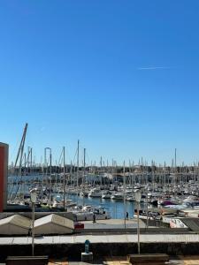a marina with alot of boats in the water at APPARTEMENT LUMINEUX SUR LE PORT! 5 MN DE LA PLAGE AVEC PARKING PRIVE in Cap d'Agde