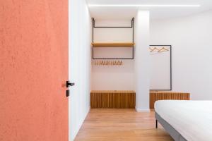 uma porta laranja num quarto com uma cama em Starhost - Casa GIULIA em Salerno