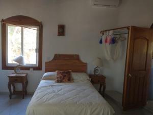 una camera da letto con un letto e una finestra di Hacienda Jaqueline a Sayulita