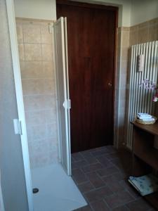 baño con ducha y puerta corredera en Casetta Pasqualina, en Tavernelle