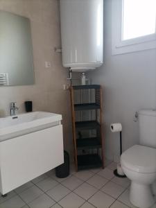 y baño con lavabo blanco y aseo. en Giropode, maisonnette 36m2, 1/5 pers, cour fermée., en Chasseneuil-du-Poitou