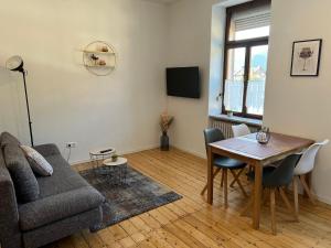 ein Wohnzimmer mit einer Couch und einem Tisch in der Unterkunft Weingut Gästehaus Bach in Cochem