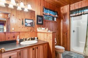 Koupelna v ubytování Annabelle Log Home + 41 fotografií
