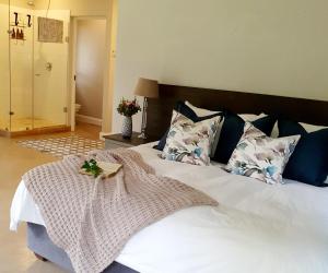 ein Schlafzimmer mit einem weißen Bett und Kissen in der Unterkunft Hilton Garden Studio in Hilton
