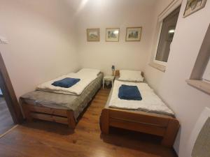 two twin beds in a room with a window at Villa Helena in Nowe Warpno