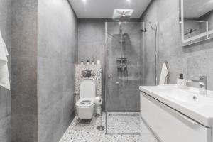 łazienka z prysznicem, toaletą i umywalką w obiekcie Apartament Baltic Sun N°37 w Sztutowie