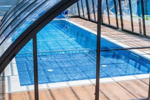 pusty basen przez okno w obiekcie Apartament Baltic Sun N°37 w Sztutowie