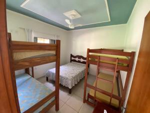 - une chambre avec deux lits superposés et un lit dans l'établissement Chácara Bertelli, à Socorro 43 autres photos