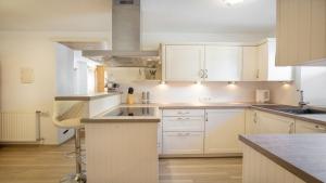 uma cozinha com armários brancos e uma bancada em StuWip alps Appartement Sonnenstein em Fulpmes