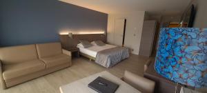 Postel nebo postele na pokoji v ubytování Casino Hotel