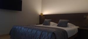 Postel nebo postele na pokoji v ubytování Casino Hotel