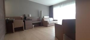 Kuchyň nebo kuchyňský kout v ubytování Casino Hotel
