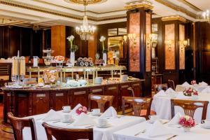 Reštaurácia alebo iné gastronomické zariadenie v ubytovaní Global Suites Budapest