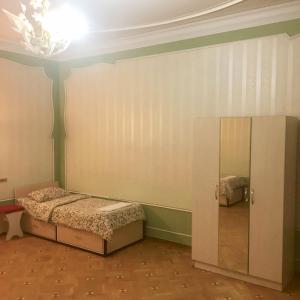 Postel nebo postele na pokoji v ubytování Royal Boutique Hotel on Kievyan