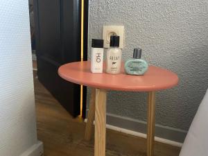 a small table with two bottles on top of it at Mon Petit Orne Centre thermal Un-Séjour-à-Part in Rombas